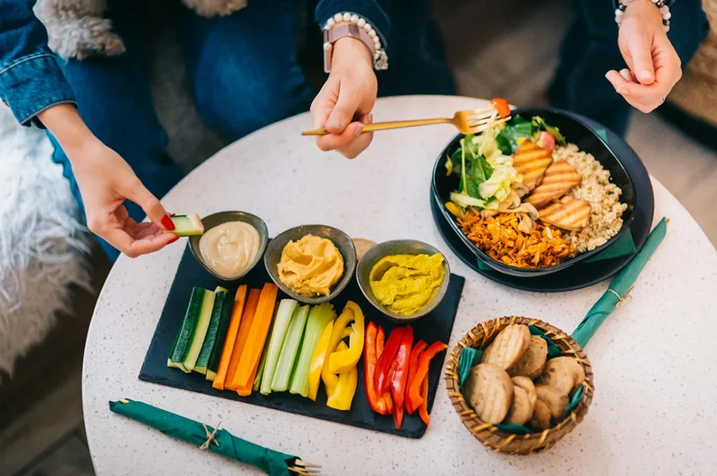 Gesunde Mahlzeit mit Gemüsesticks und Quinoa